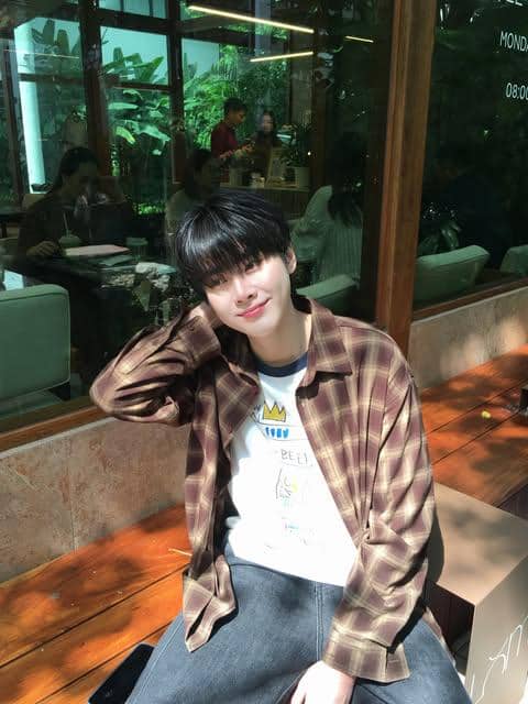 Kin Kaworn mengenakan kemeja outer sebagai bagian dari padu padan busana kasual dalam gaya OOTD modern.