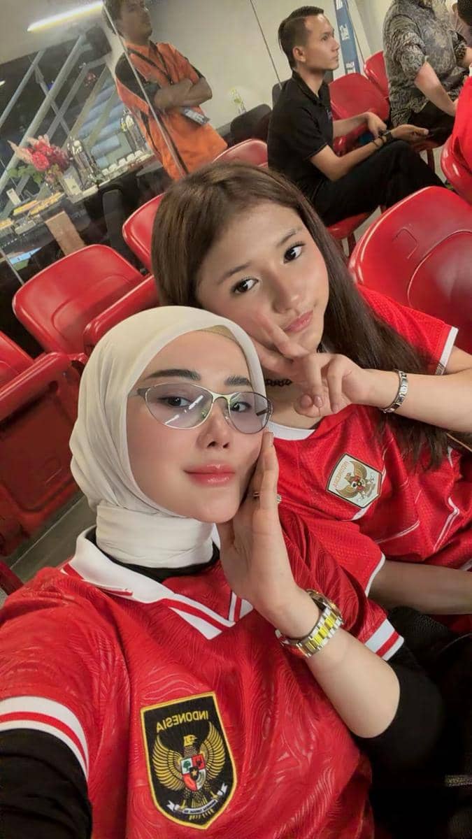 Artis menyaksikan pertandingan Timnas pada final FIFA ASEAN Cup 2026 di Stadion GBK bersama penonton lain.