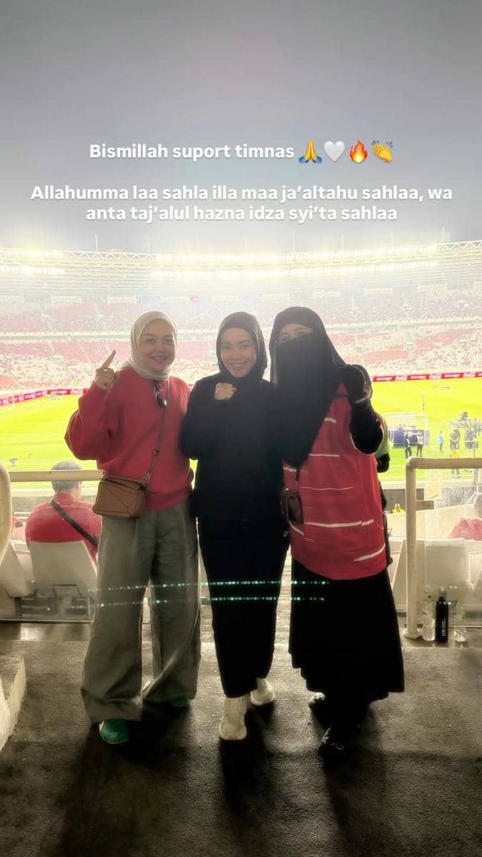 Para artis menyaksikan pertandingan timnas secara langsung pada final FIFA ASEAN Cup 2026 di Stadion GBK.