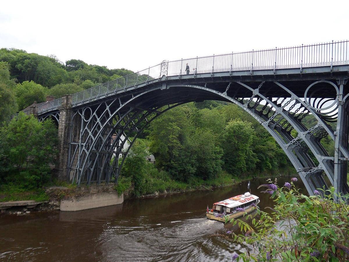5 Fakta Iron Bridge, Jembatan Besi Cor Pertama di Dunia