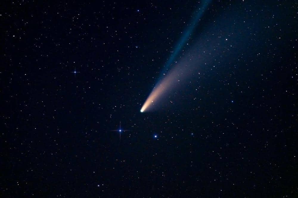 Sebuah komet melintas di langit malam
