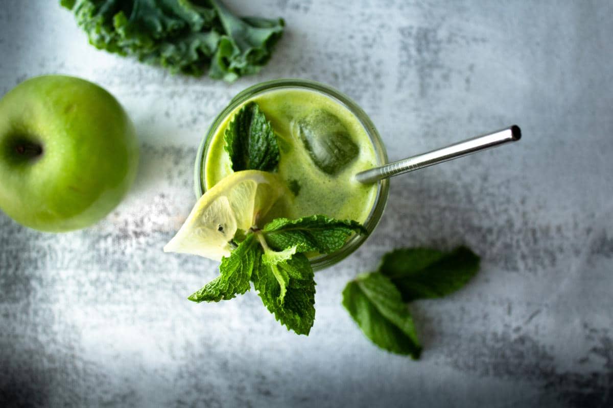 ilustrasi smoothies apel hijau dan bayam