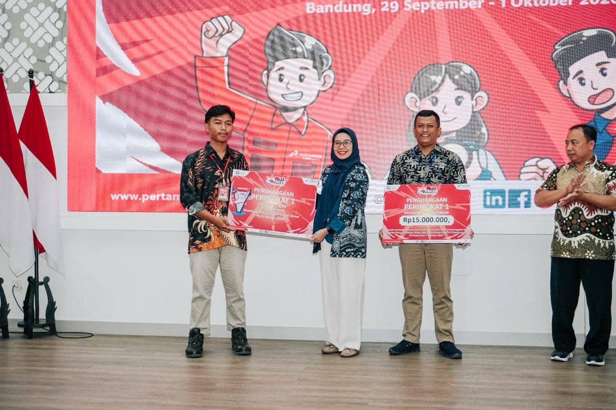 Denis Nawaf Ricardo, siswa SMKN 1 Talaga, menerima penghargaan juara pertama Enduro Skill Contest 2026 dari Pertamina.