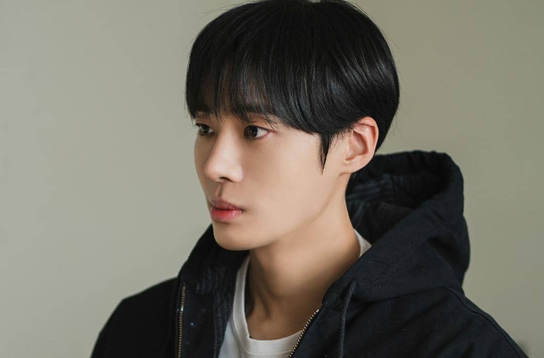 Potret Choo Young Woo dalam drama Between Steps yang diunggah melalui akun resmi Instagram ENA Drama.