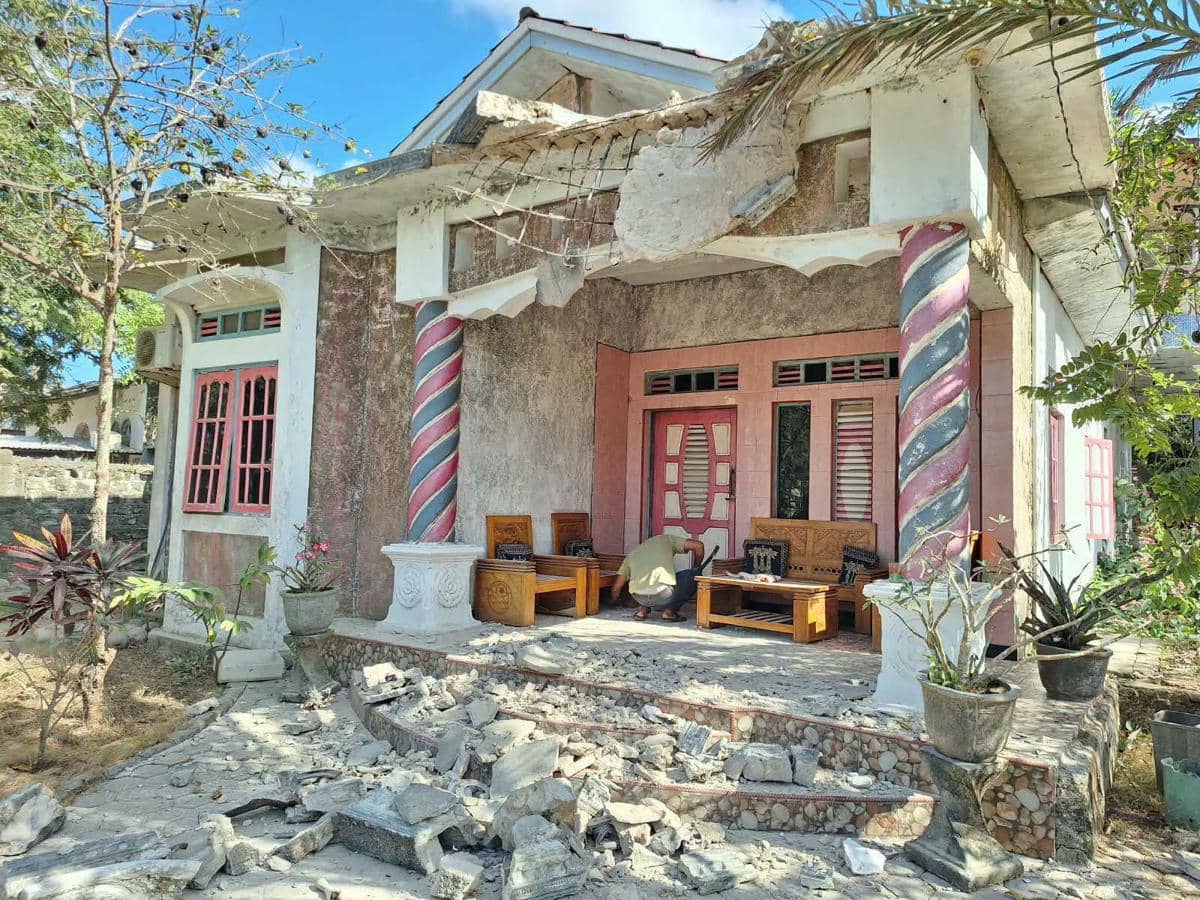 Sebuah rumah mengalami kerusakan pada bagian bangunan setelah gempa magnitudo 6,1 mengguncang Sumba Barat Daya.