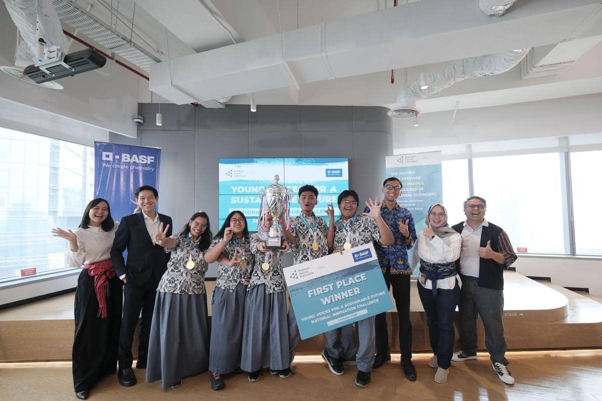 Penyerahan penghargaan kepada tim pemenang