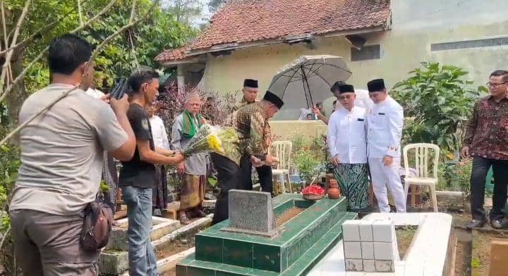 Dilantik Jadi Kapolri Banten, Suyudi Ziarah ke Makam Kakek-Nenek di Lebak