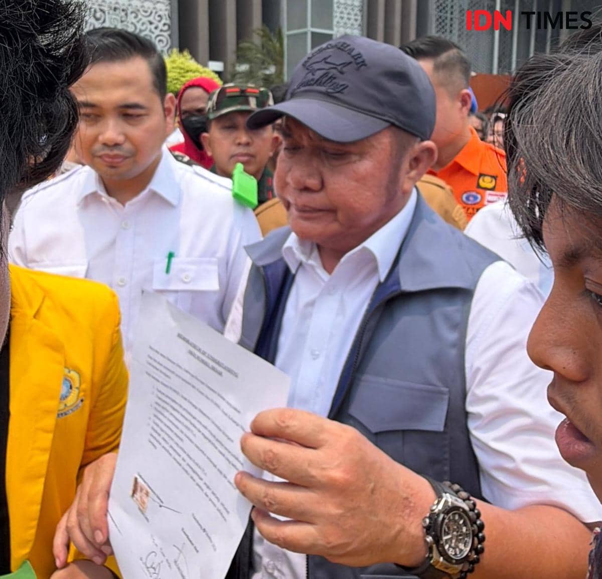 Mahasiswa membawa spanduk saat demonstrasi di Palembang, menuntut pemerintah serius menangani kebakaran hutan dan lahan.