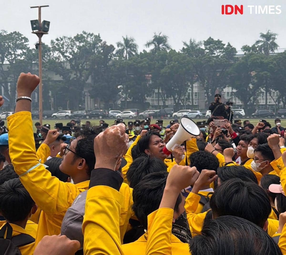 Mahasiswa menggelar demonstrasi di Palembang, menuntut keseriusan pemerintah menangani kebakaran hutan dan lahan.