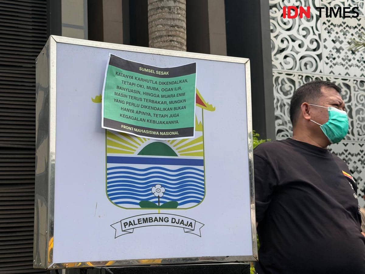 Mahasiswa berdemonstrasi di Palembang, menyuarakan tuntutan agar pemerintah serius menangani kebakaran hutan dan lahan.