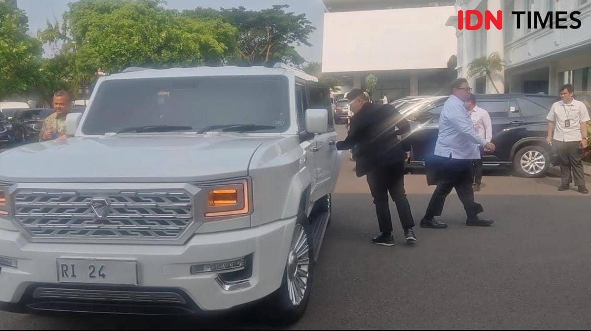 Momen Airlangga Review Mobil Maung: Ini Mobilnya Lega