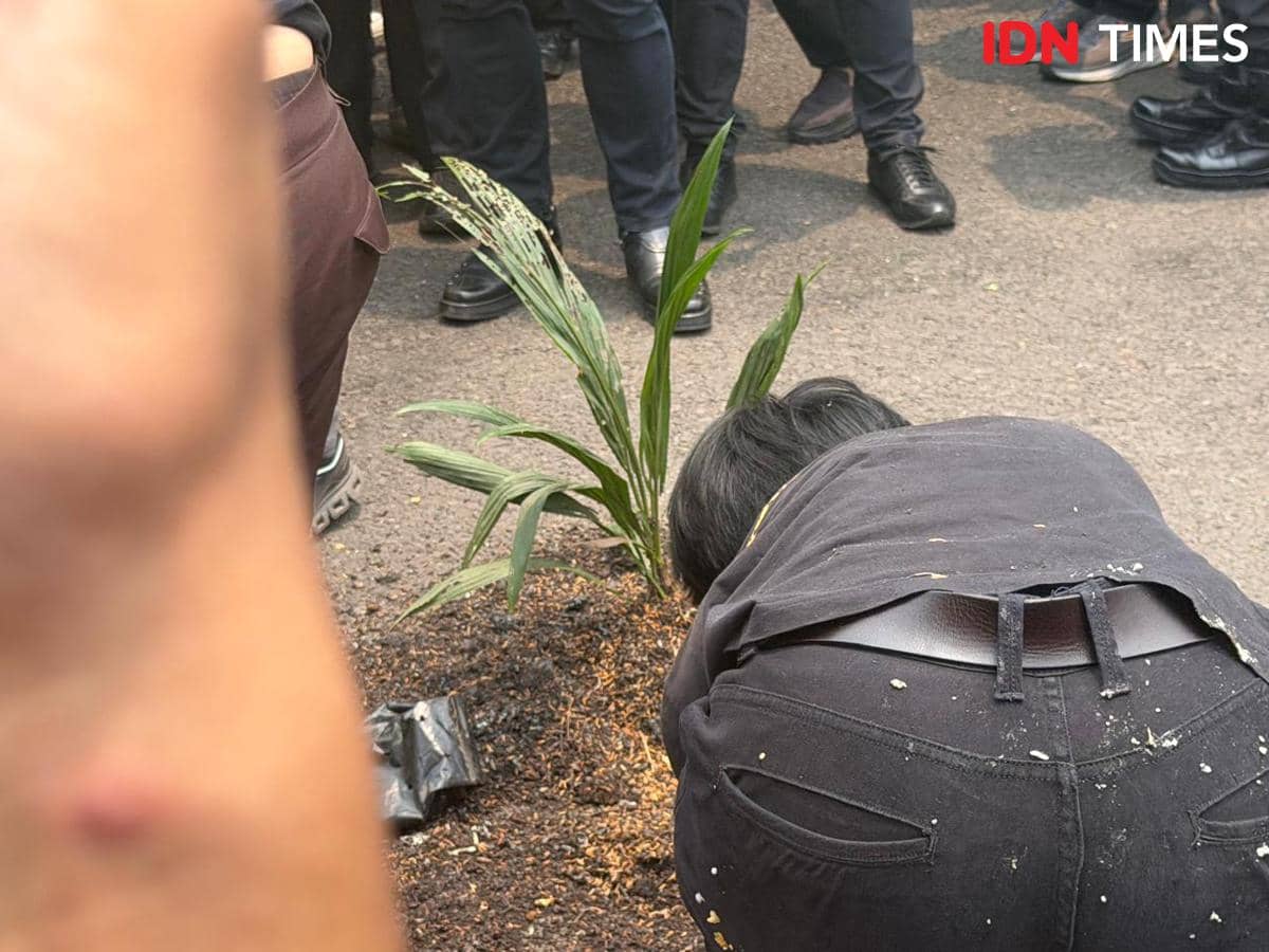 Mahasiswa Teaterikal Tanam Sawit dan MBG saat Kabut Asap di Hadapan Herman Deru