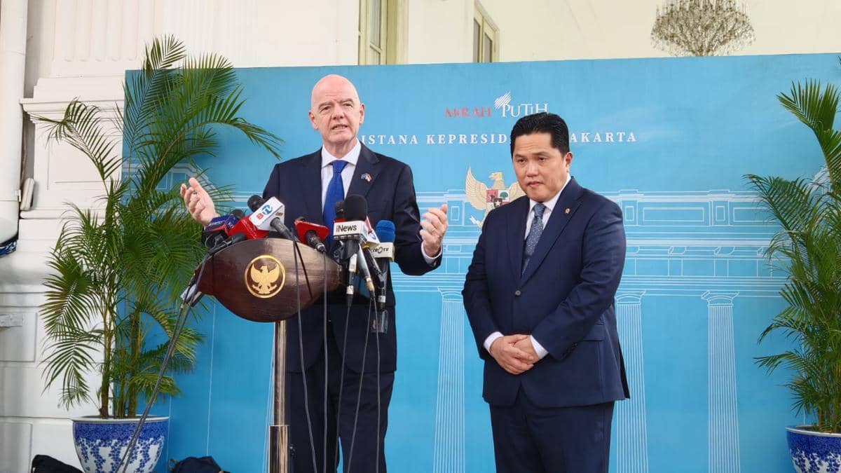 Menteri Pemuda dan Olahraga (Menpora), Erick Thohir bersama Presiden FIFA, Gianni Ifantino di Istana Kepresidenan Jakarta, Senin (5/10/2026)
