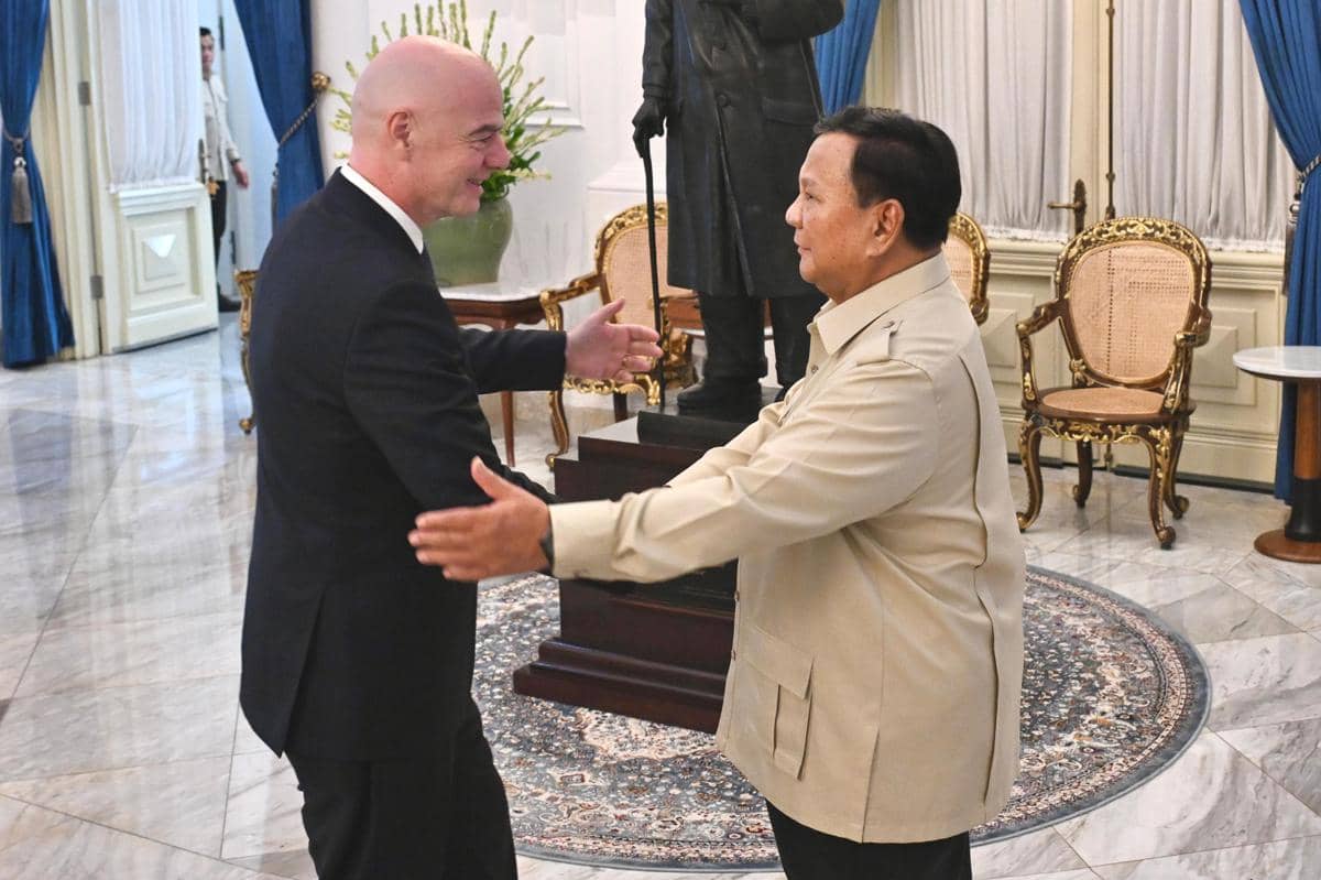 Presiden Prabowo Subianto menerima Presiden FIFA, Gianni Ifantino bersama Menteri Pemuda dan Olahraga, Erick Thohir (dok. Sekretariat Presid