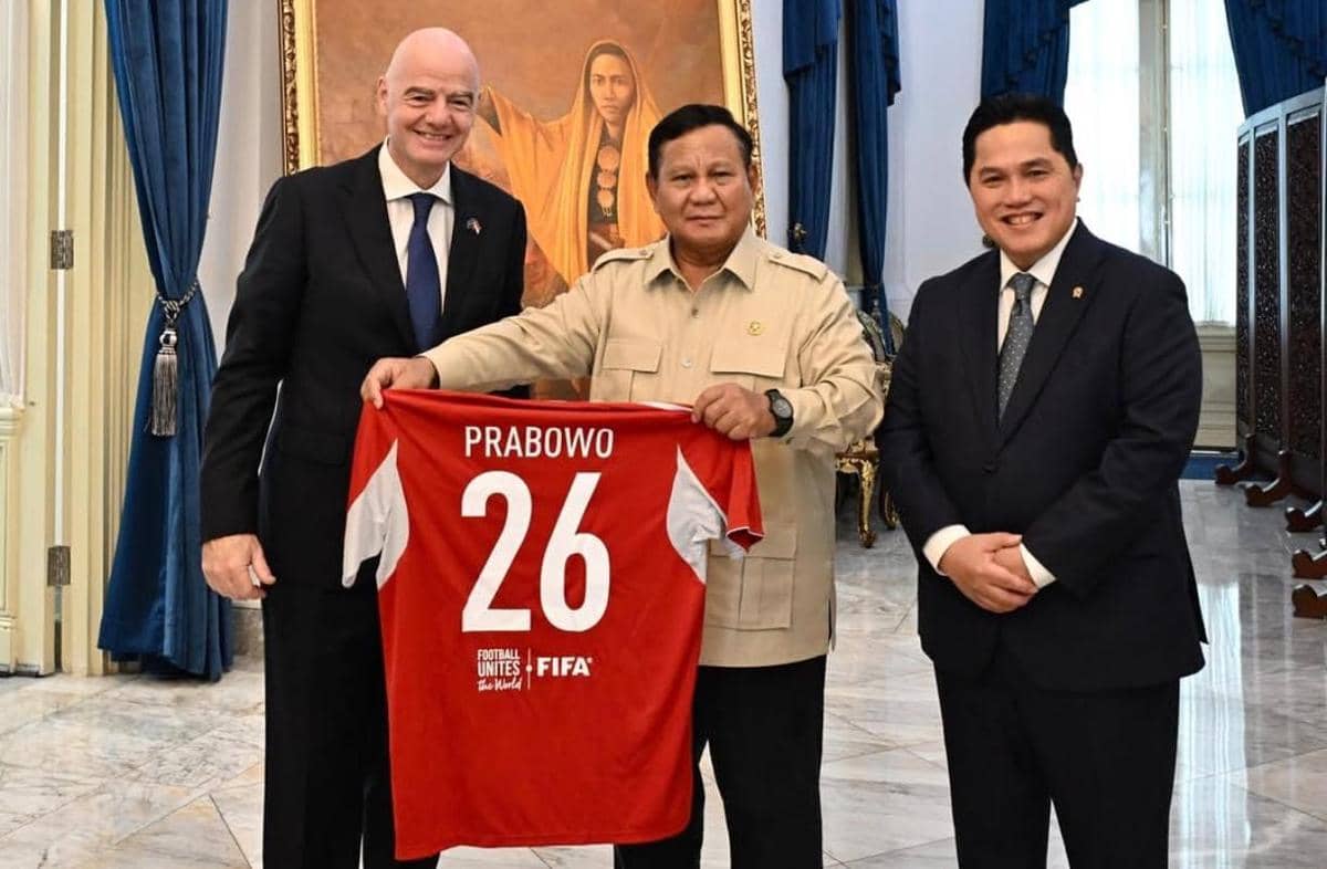 Prabowo Dapat Kado Jersey Nomor 26 dari Presiden FIFA