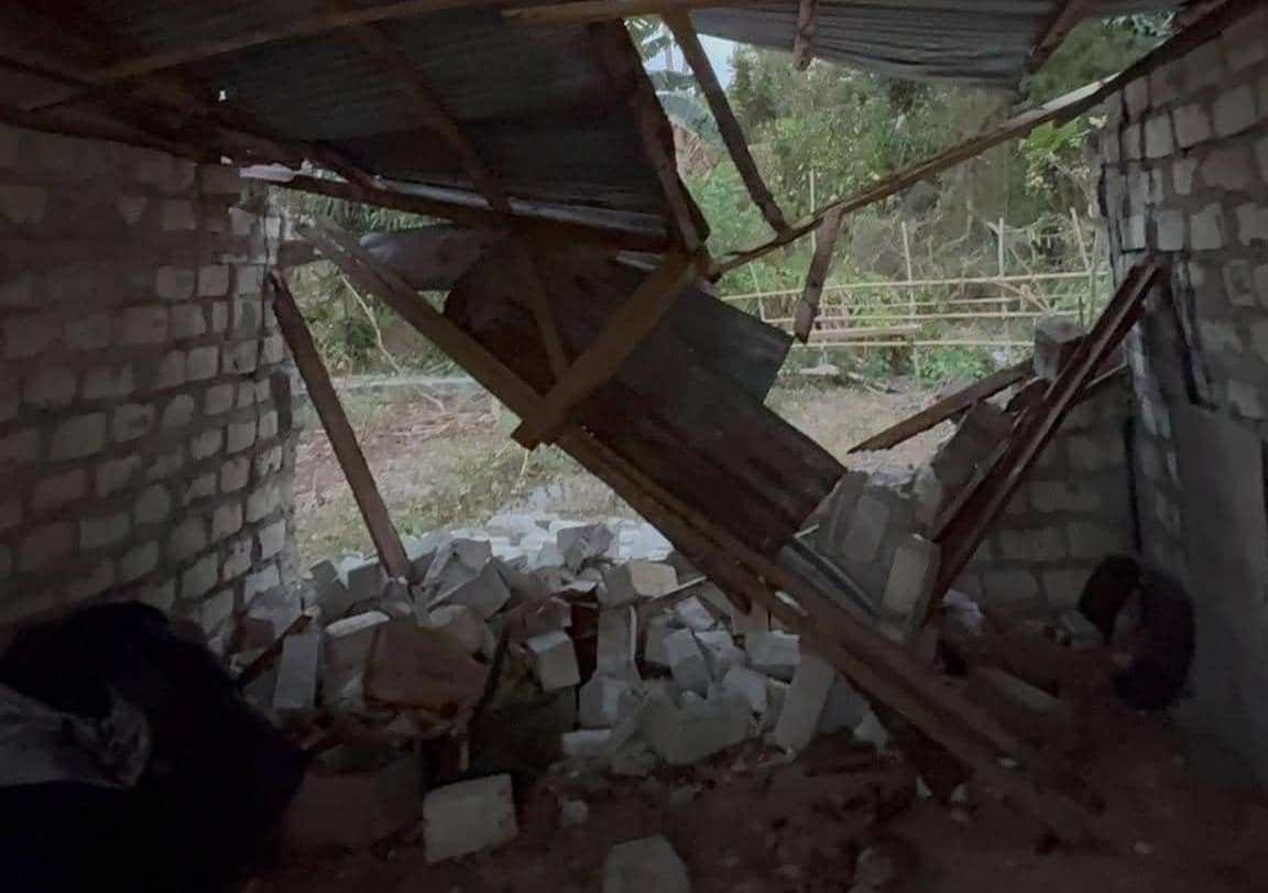 Rumah mengalami kerusakan akibat gempa magnitudo 6,1 di Sumba Barat Daya, dengan bagian bangunan tampak terdampak.