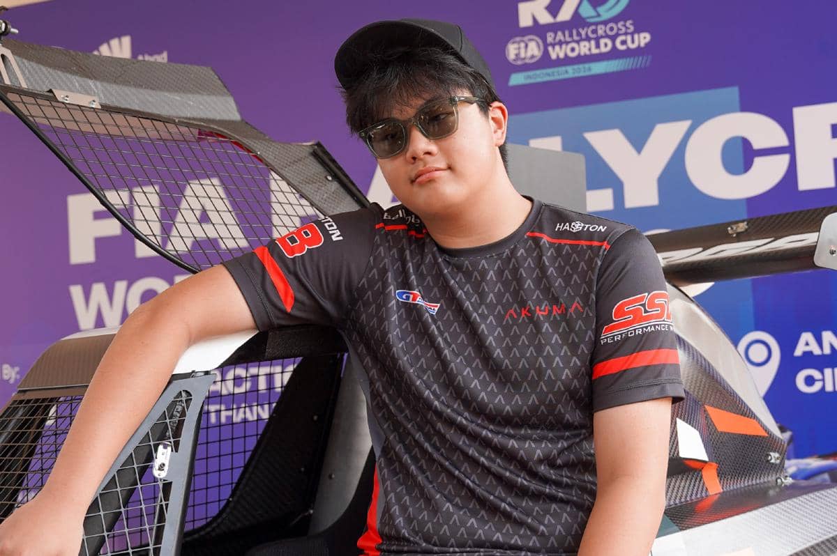 Kingston Romeo Effendi mengendarai mobil balap Sarga Motorsport dalam Kelas Pro Kejurnas Seri 4 Passion Drift.