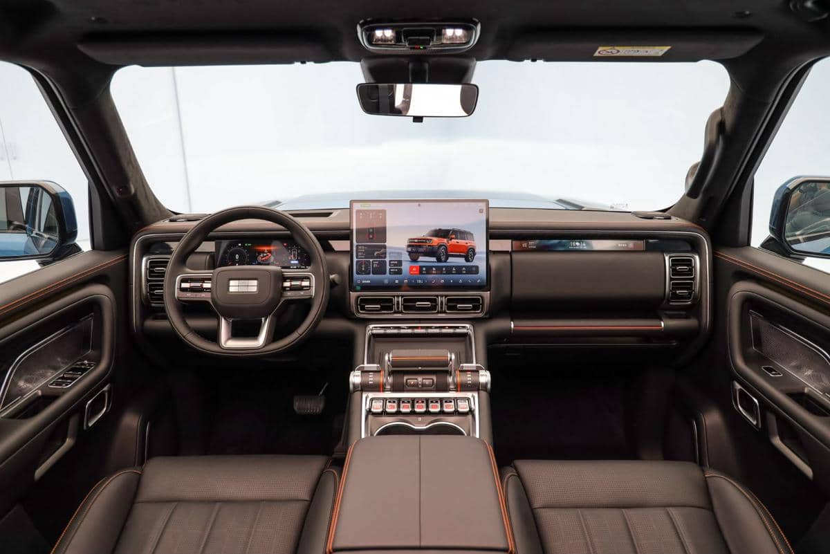 Interior Geely Battleship 700 tampak tangguh dan modern, dengan desain kabin berkarakter serta nuansa yang tegas.