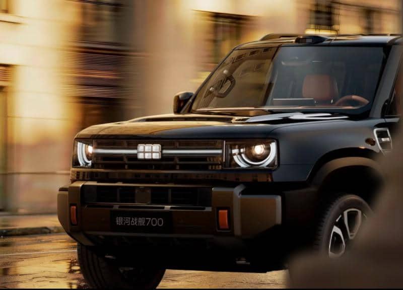 Tampilan fascia depan Geely Battleship 700 dengan desain eksterior modern yang menonjolkan karakter kendaraan tangguh.