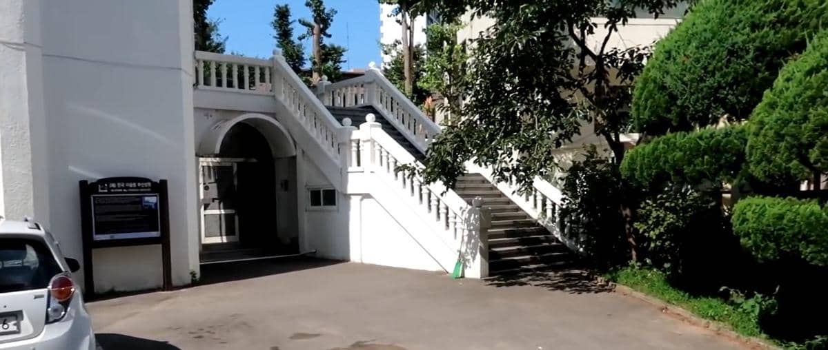 Pemandangan tangga di area luar Masjid Al-Fatah di Busan yang menjadi akses menuju bangunan Masjid Al-Fatah.