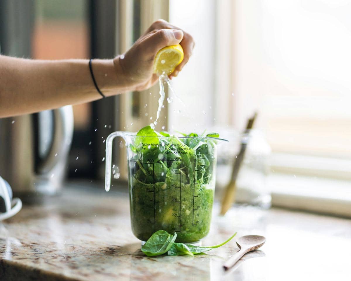 ilustrasi membuat smoothies apel hijau dan bayam