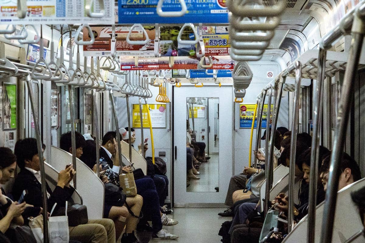 ilustrasi penumpang kereta bawah tanah di Jepang
