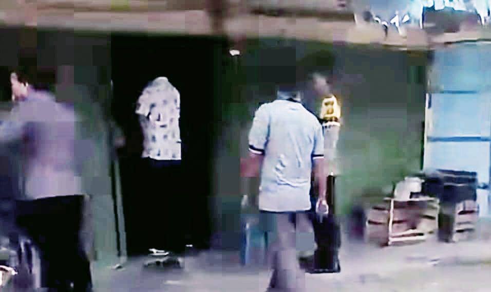 Polisi meringkus dan menggelandang tersangka kakek cabul KR (69) di wilayah Wonosobo, Tanggamus. (Dok. Polres Tanggamus). 
