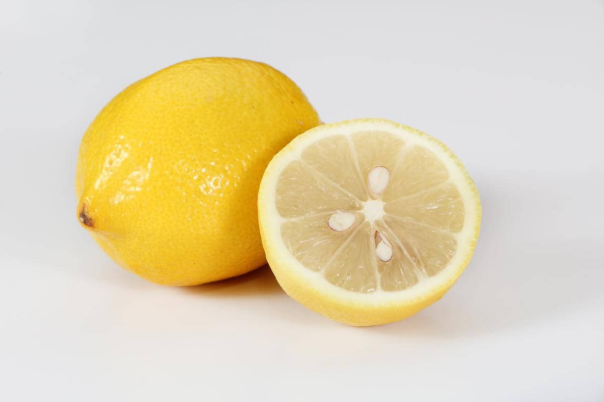 Buah lemon yang bisa digunakan untuk bersih-bersih.