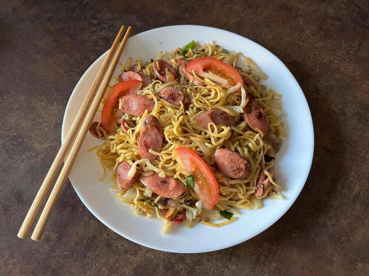 ilustrasi bakmi goreng sosis sapi