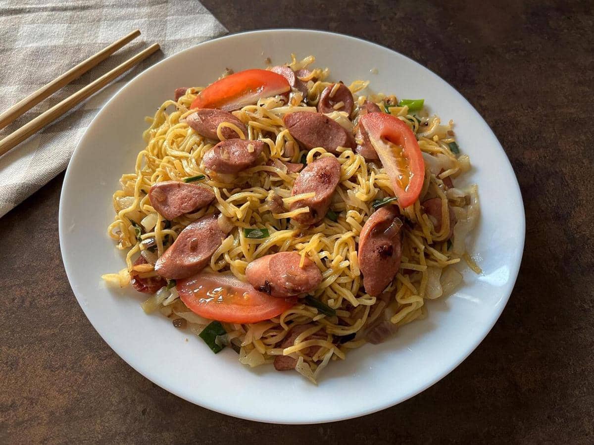 Resep Bakmi Goreng Sosis Sapi yang Gurih, Buatnya Praktis!