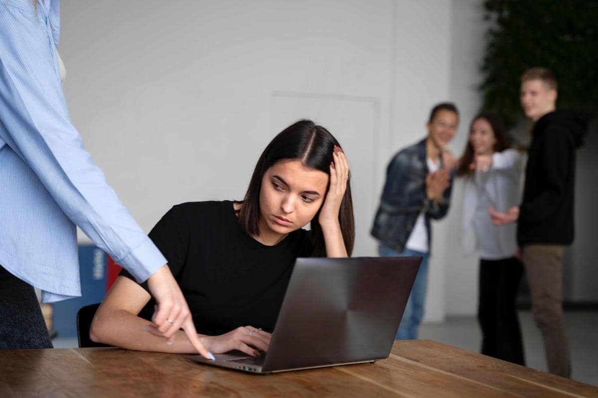 5 Cara Menghadapi Rekan Kerja yang Suka Melakukan Bullying