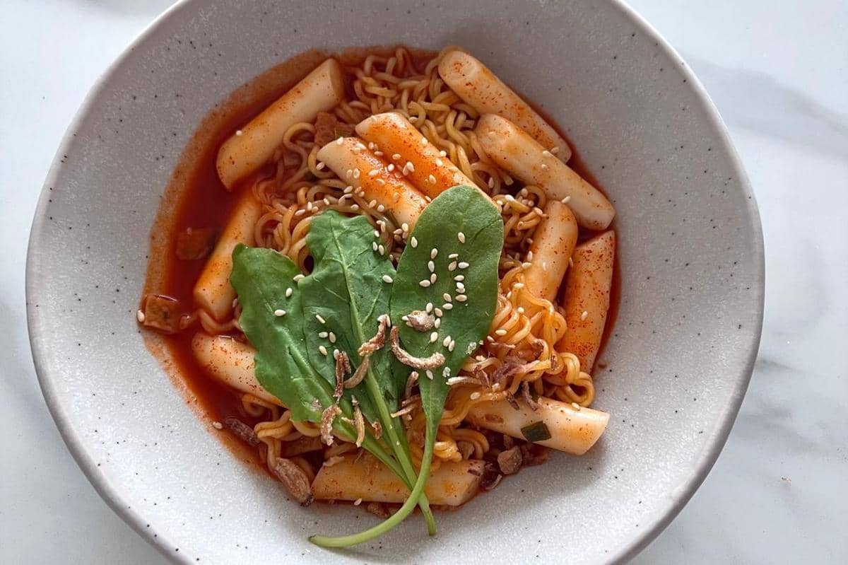 5 Cara Memasak Tteokbokki Instan biar Gak Keras