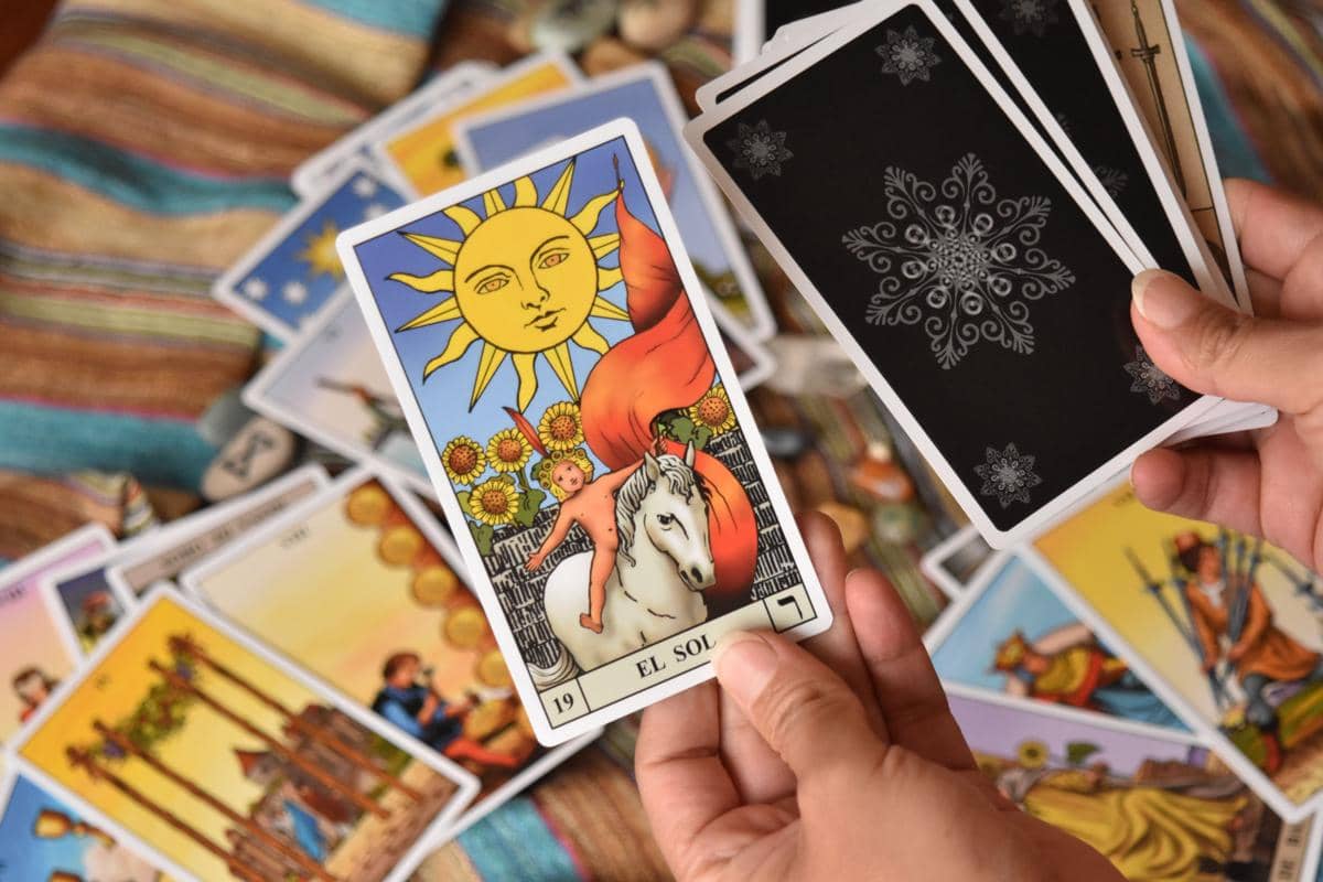 Tarot Bilang Move On, Hati Bilang Coba Sekali Lagi