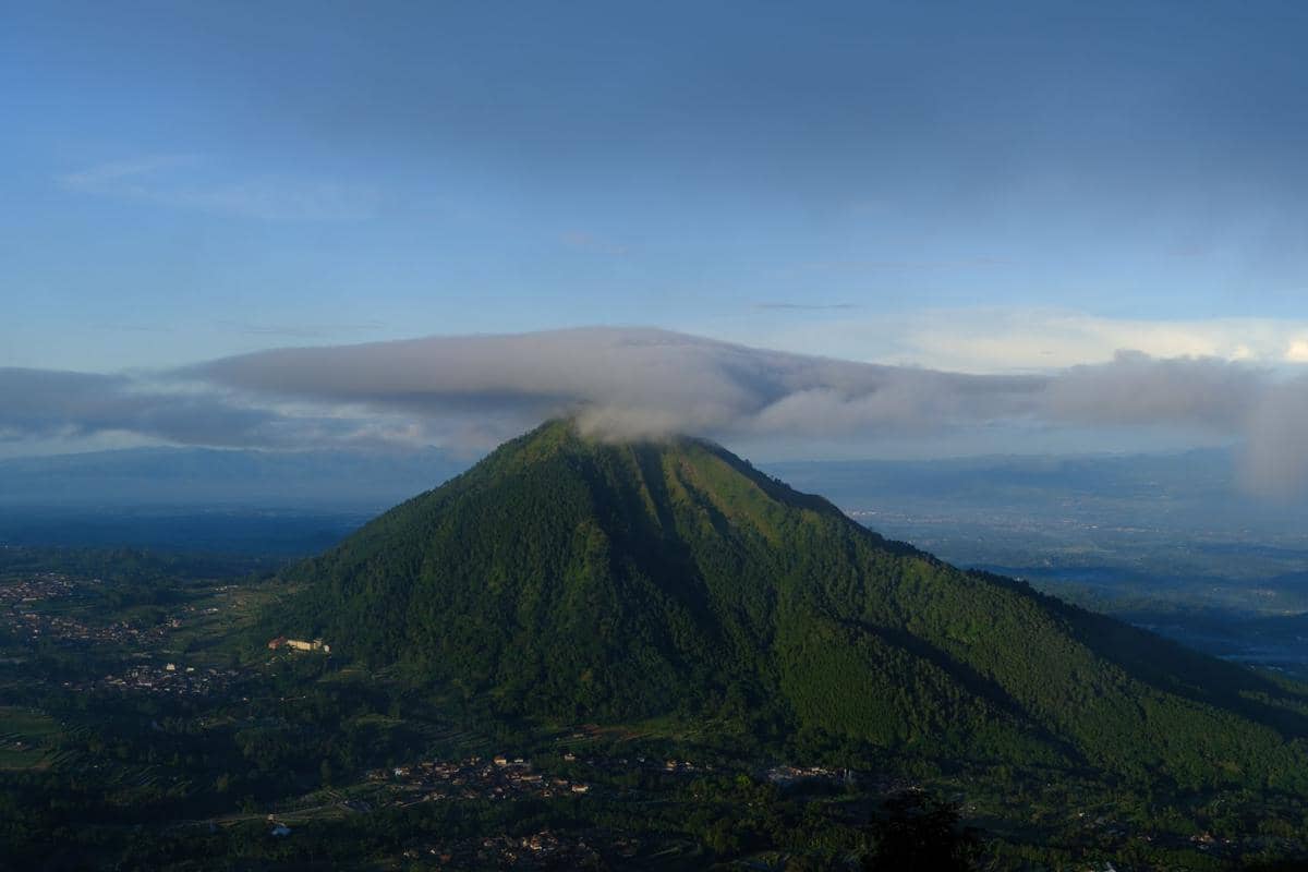 Mengapa Daerah Sekitar Gunung Lebih Sering Hujan?