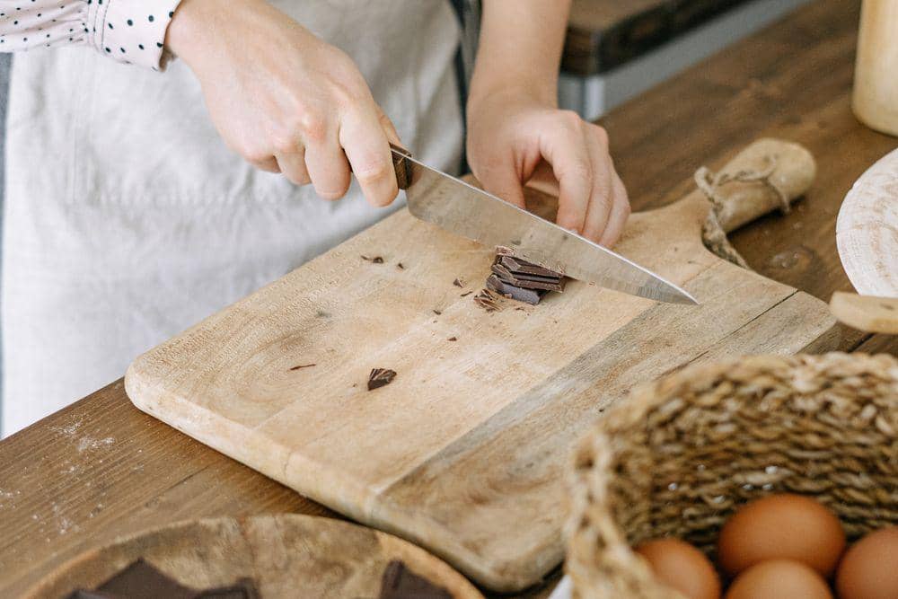 ilustrasi mencincang dark chocolate