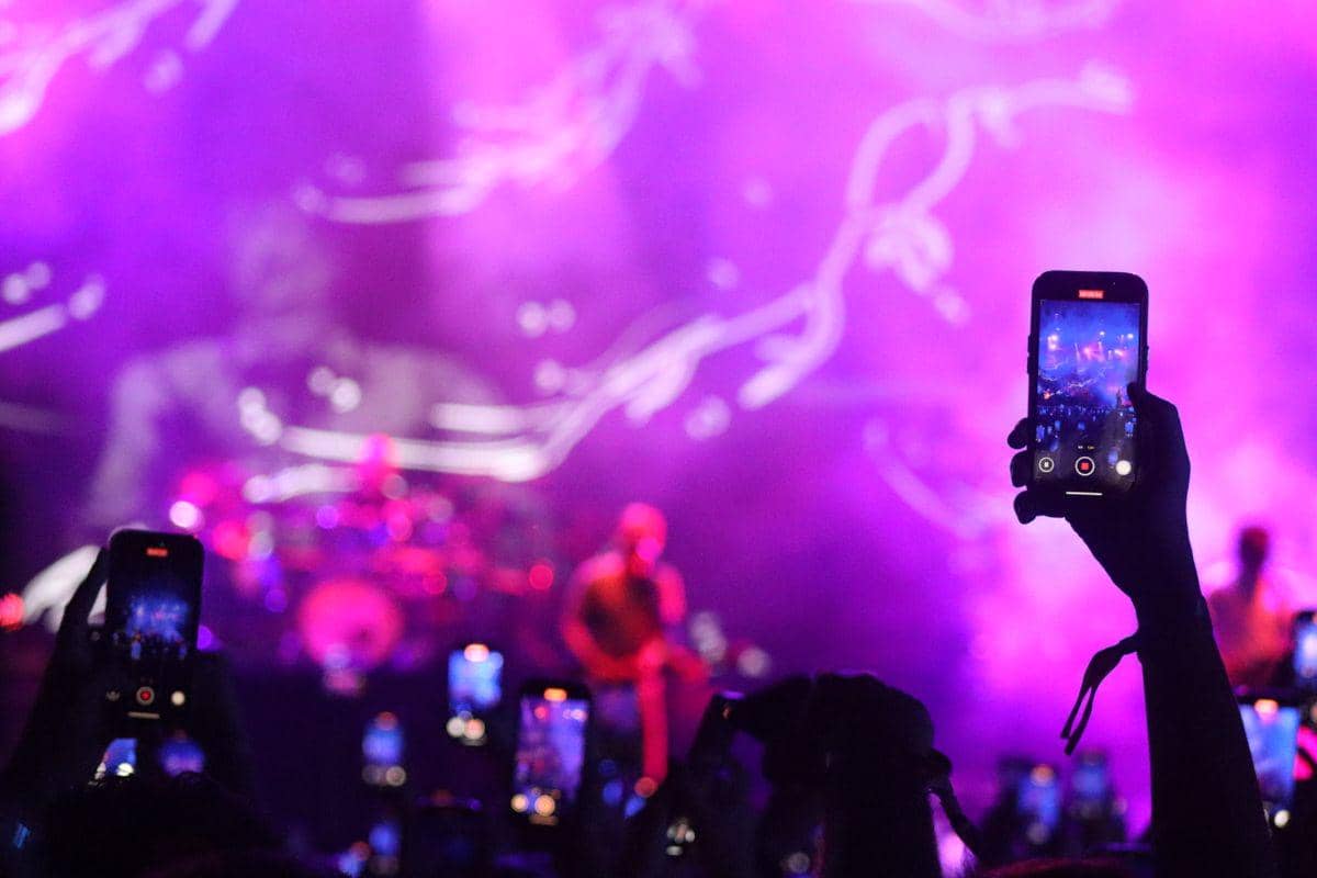 ilustrasi fans yang melihat konser idolanya