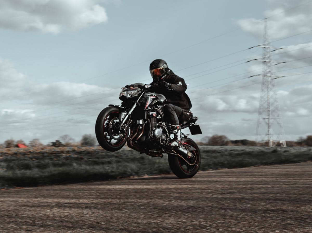 Ilustrasi seseorang melakukan Wheelie (dok. Unsplash/Hasan Gulec).jpg