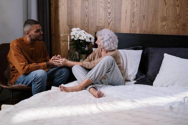 5 Cara Berkomunikasi dengan Orang Alzheimer agar Mereka Nyaman