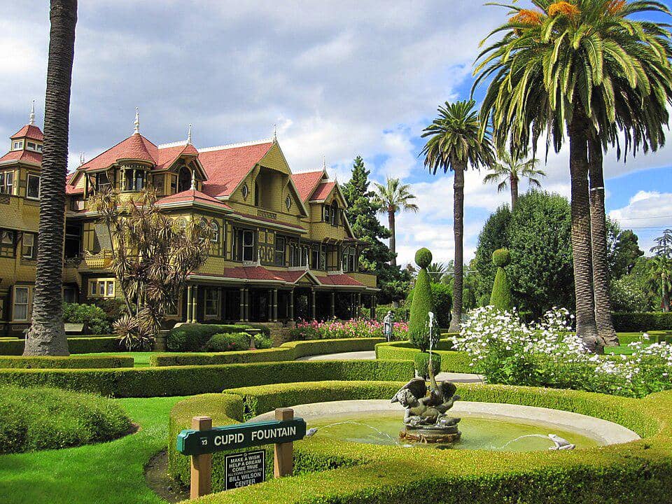 Winchester Mystery House di Amerika Serikat