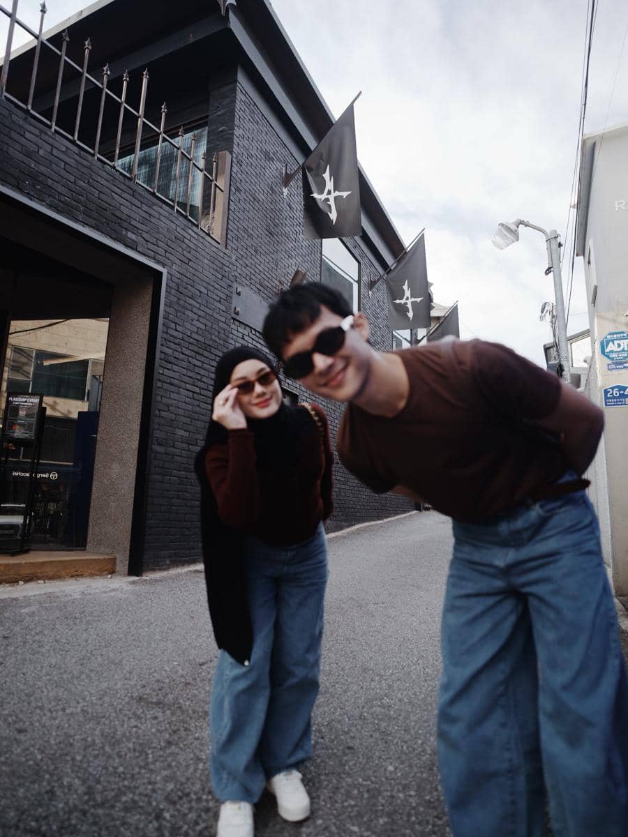 Dinda Hauw dan Rey Mbayang kencan berdua di Seoul