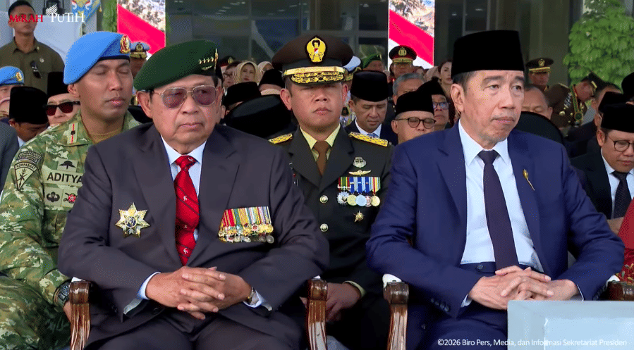 Presiden keenam RI Susilo Bambang Yudhoyono dan Presiden ketujuh RI Joko "Jokowi" Widodo, hadiri Upacara Peringatan HUT ke-81 TNI di Mabes T
