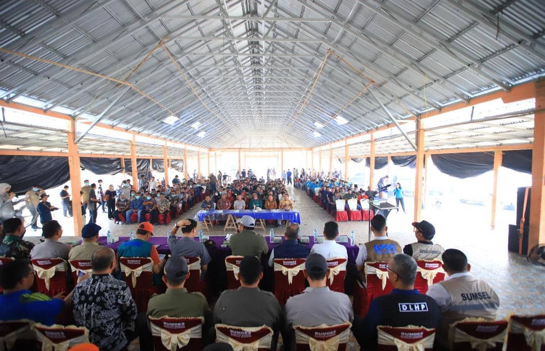 Gubernur Sumsel Herman Deru dan Bupati OKI Muchendi berdialog dengan warga dari lima kecamatan dalam pertemuan.