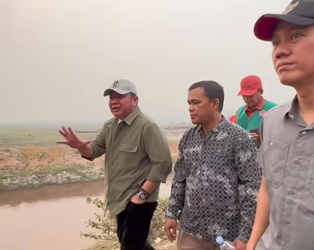 Gubernur Sumsel Herman Deru bersama Bupati OKI Muchendi meninjau lokasi kebakaran hutan dan lahan di OKI.