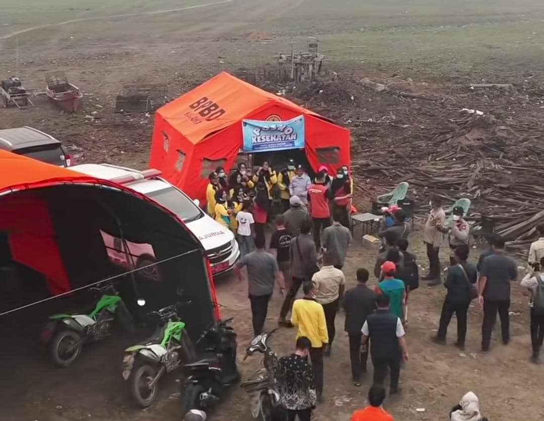 Gubernur Sumsel Herman Deru dan Bupati OKI Muchendi meninjau lokasi kebakaran hutan dan lahan di OKI.