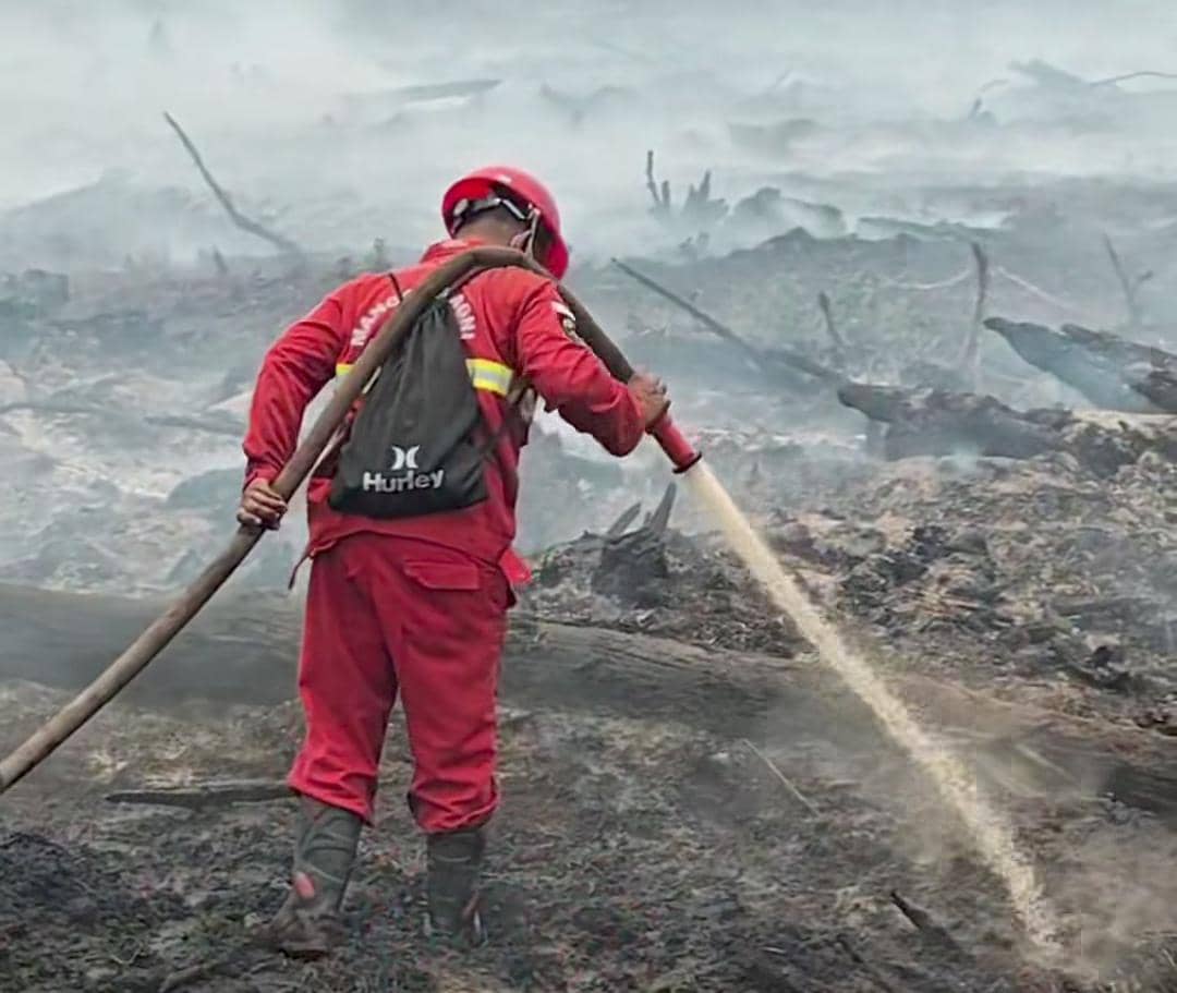 Tim gabungan berjibaku melakukan pemadaman kebakaran di wilayah OKI menggunakan peralatan pemadam di area terdampak.
