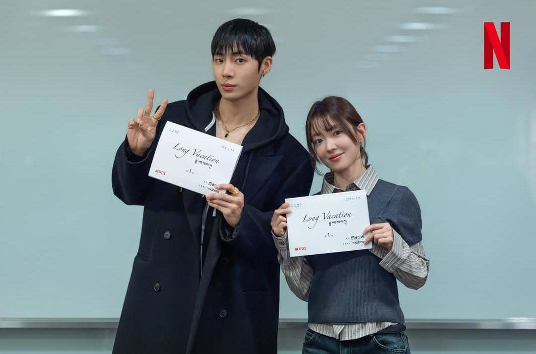 Choo Young Woo dan Lee Se Young saat mengikuti pembacaan naskah drama Long Vacation dalam suasana persiapan produksi.