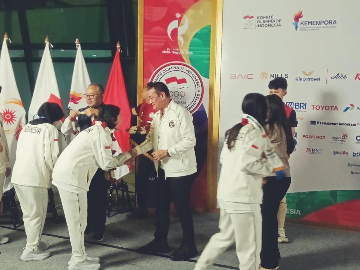Para atlet dan ofisial tim sepak takraw Indonesia berkumpul bersama setelah tampil di Asian Games 2026.