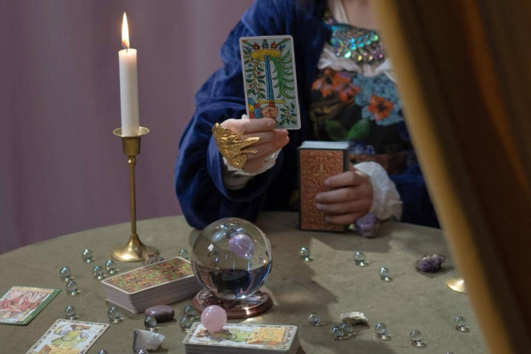 Ilustrasi Pengambilan Kartu Tarot