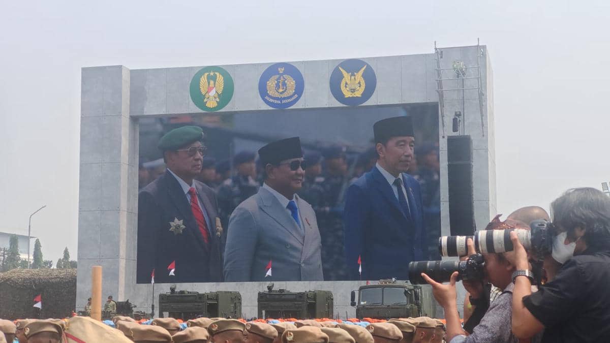 Warna-warni HUT TNI, Prabowo Pakai Heli Perwira Berseragam Baru Mirip Korut