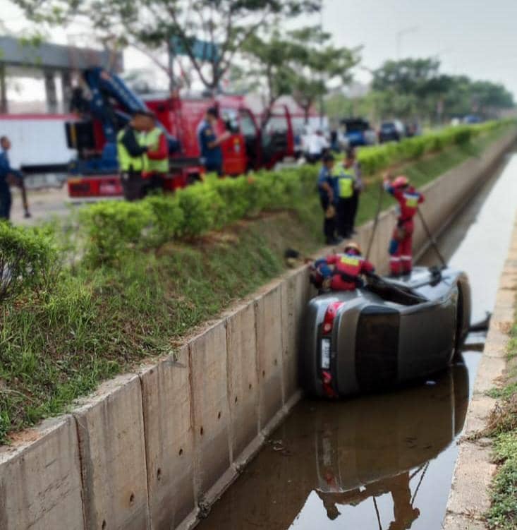 Sopir Diduga Mabuk, Mobil Masuk ke Parit di Summarecon